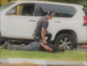 اعتقال شاب بعد طرحه أرضاً وتكبيله في مدخل يافا الشرقي